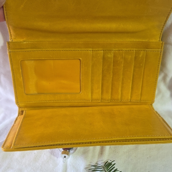 Franklin Covey Yellow Leather Wallet - Picture 5 of 5